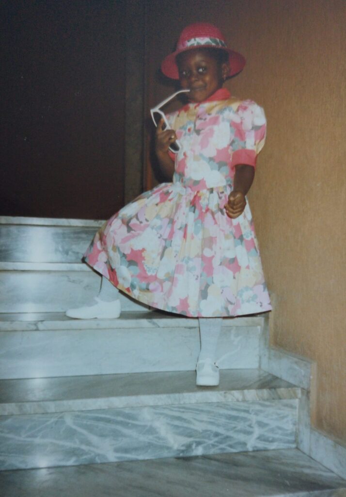 Evelyne Sarah Afaawua da bambina, fondatrice di Nappytalia e promotrice della valorizzazione dei capelli afro e ricci