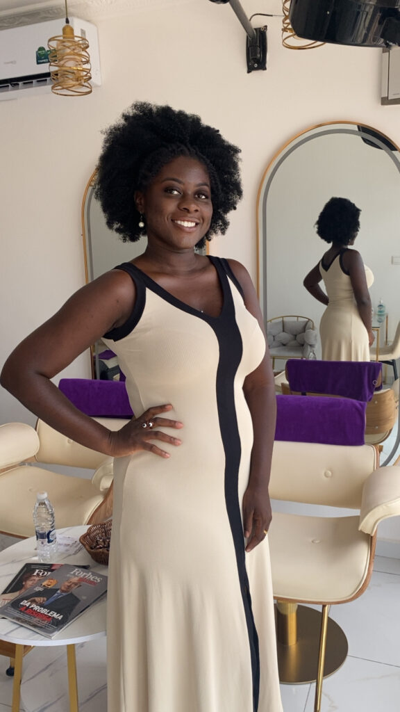Evelyne Sarah Afaawua fondatrice di Nappytalia Cosmetics nel salone specializzato per capelli afro e ricci ad Accra Ghana