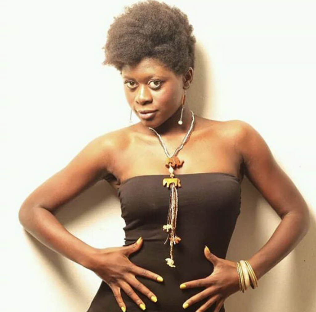 Evelyne Sarah Afaawua con capelli afro naturali durante gli anni in cui nacque il progetto Nappytalia