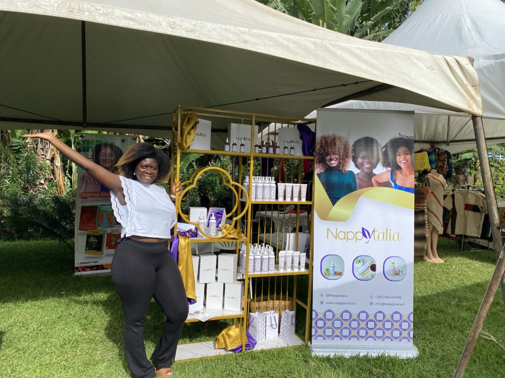 Evelyne Sarah Afaawua presenta Nappytalia in Ghana durante un evento Green Butterfly Market